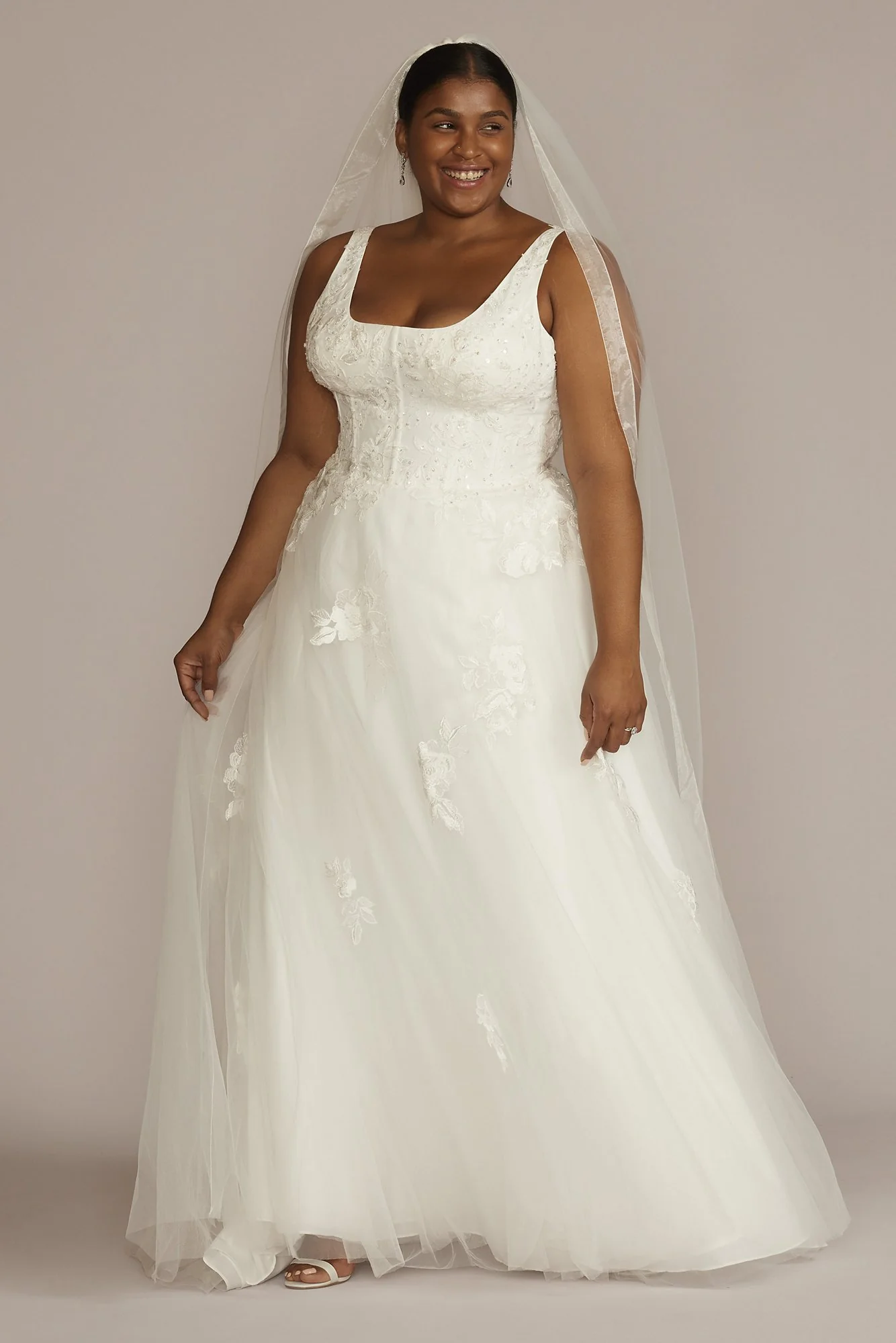 Floral Scoop Neck Sleeveless Wedding Gown - Image 2