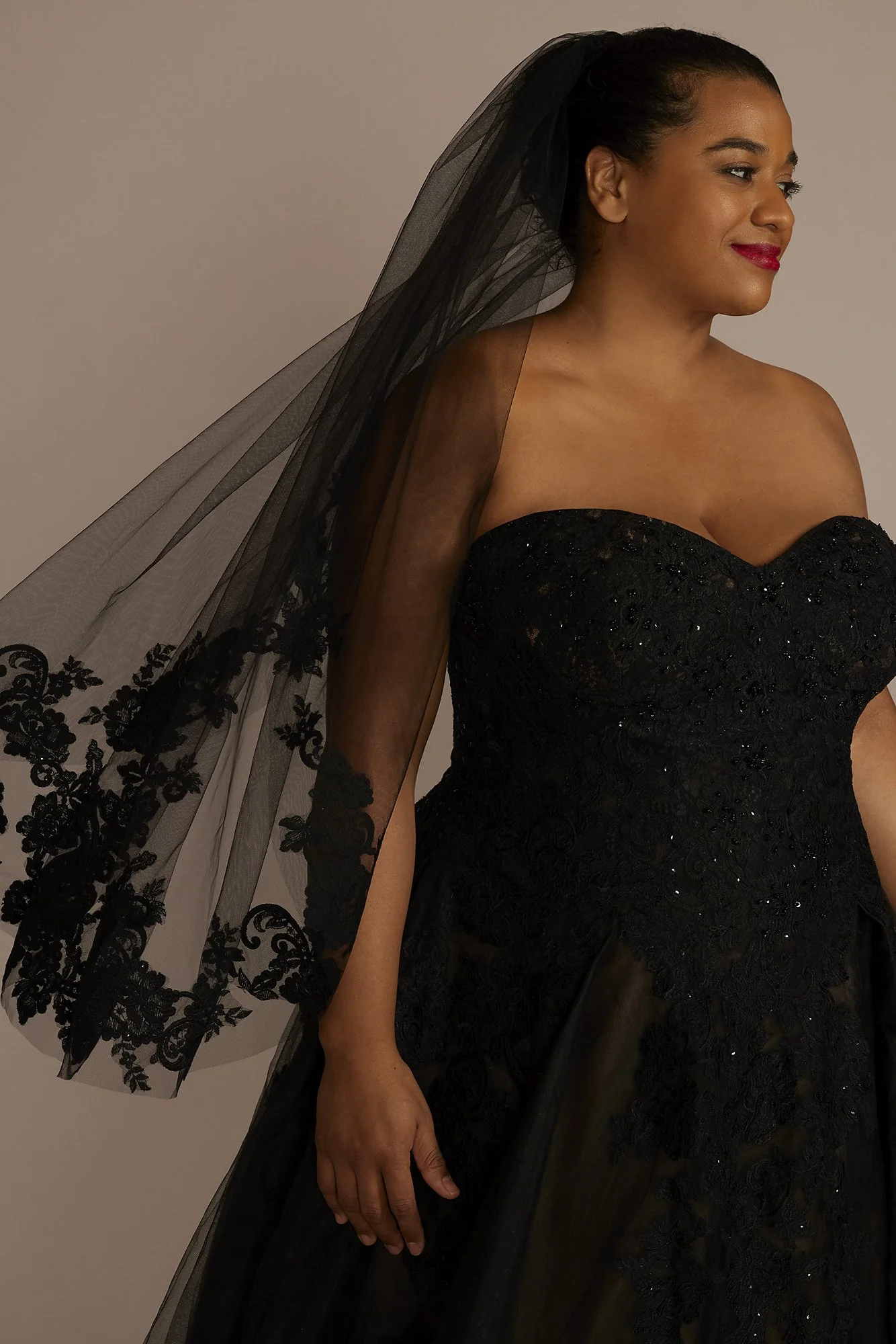 Lace-Trimmed Black Tulle Mid-Length Veil - Image 2