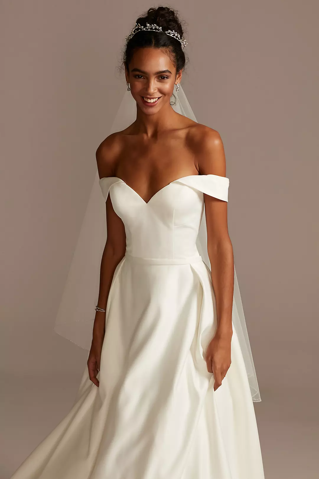 Metallic-Edge Two-Tier Fingertip Drop Veil - Image 2